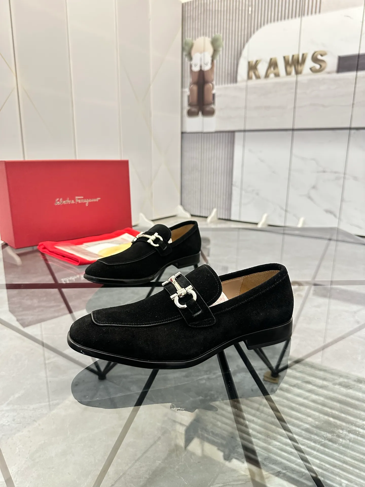 Men's shoes: 💰P640¥ High-end quality Product trademark: Ferragamo* "Ferragamo*" leather shoes Regular size: 38-44 (can be customized to 45.46.) Product materials: imported first-layer nubuck leather upper, cowhide lining, original outsole. Number: 688
